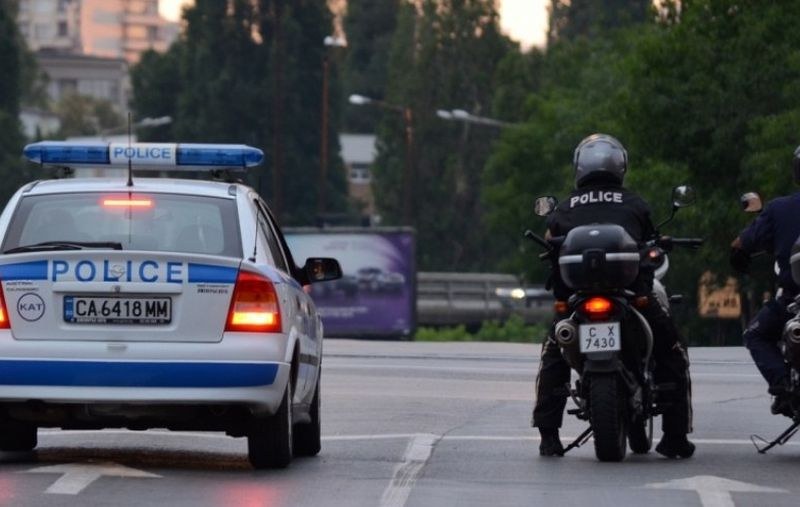 Моторист блъсна пешеходка и избяга, полиция го преследва