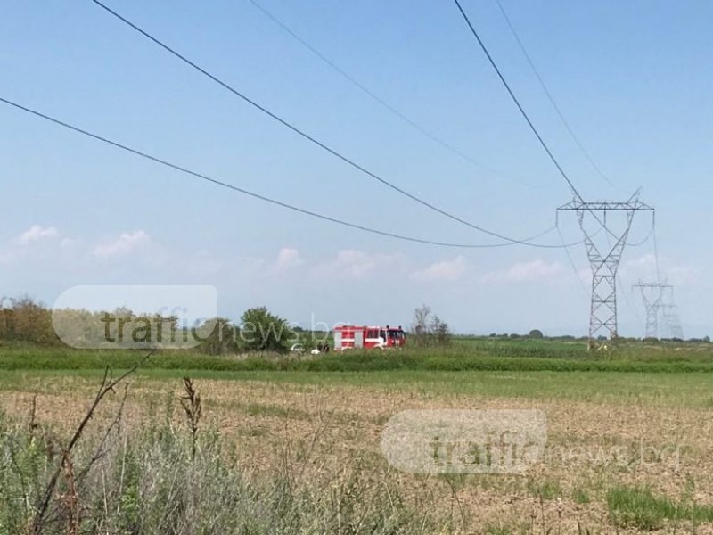 Пловдивски пожарникари са извадили пилота от падналия самолет, в болница е СНИМКИ