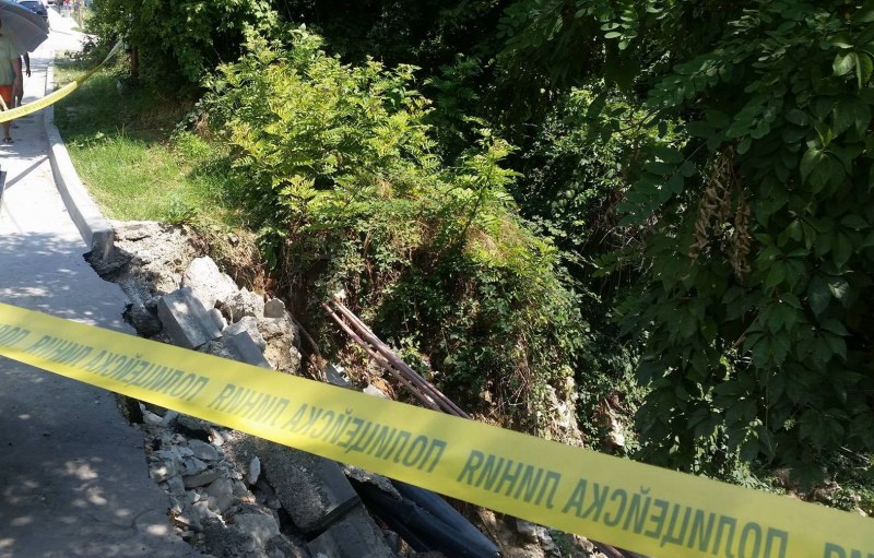 Пропадна част от родопски път край Асеновград, има опасност от падащи камъни