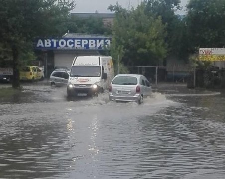 Буря удари и Асеновград, улиците се превърнаха в реки СНИМКА