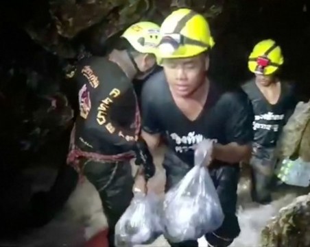 Над сто отвора в пещерата в Тайланд. Но къде са учениците?