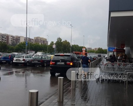 Наглост! Да паркираш като цар пред входа на хипермаркет в Пловдив! СНИМКА