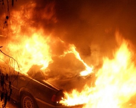 Огън изпепели две коли и части от къща, арестуваха подпалвача в Пещера