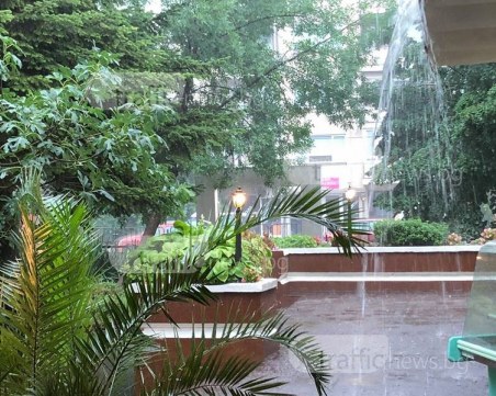 Пороен дъжд удари Пловдив, улици в Кючука пак наводнени СНИМКИ