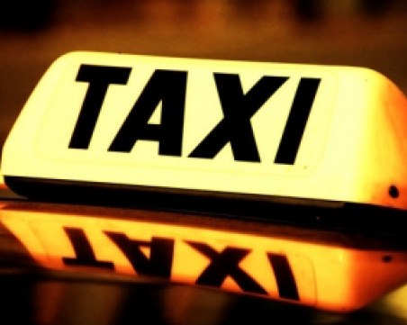 Такси-копърка вози срещу 60 лева, дава касова бележка за... пица и ракия