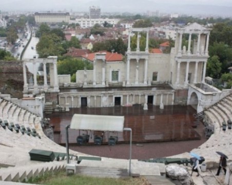 Застраховка порой: Отлагат спектакъла на Античния тази вечер