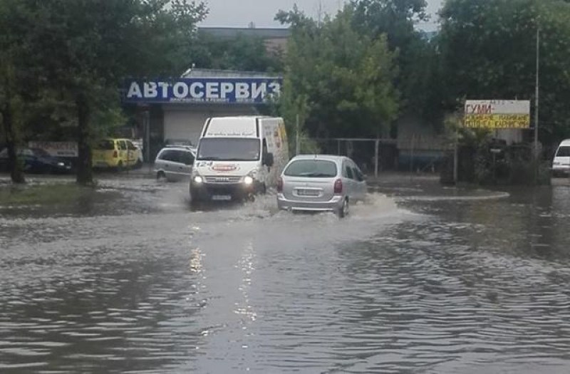 Буря удари и Асеновград, улиците се превърнаха в реки СНИМКА