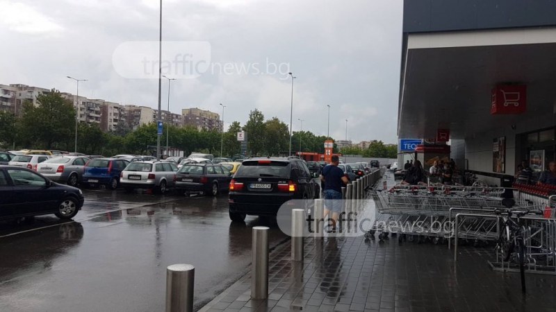 Наглост! Да паркираш като цар пред входа на хипермаркет в Пловдив! СНИМКА
