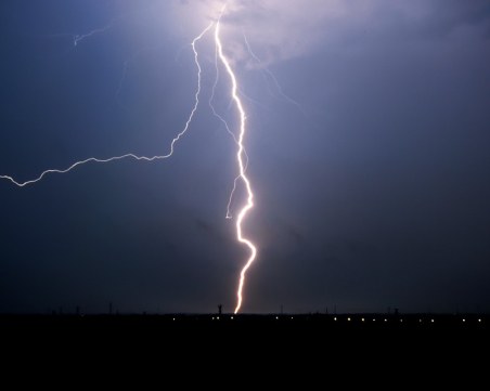 Гръм порази двама младежи, единият загина