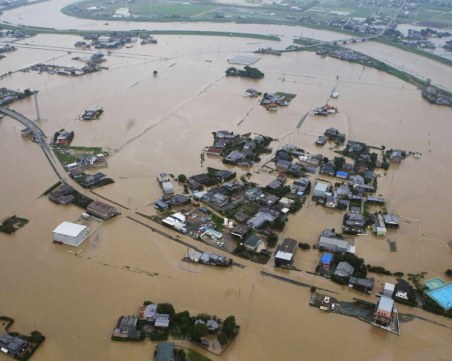 Невиждани наводнения в Япония! Над 60 души са загинали