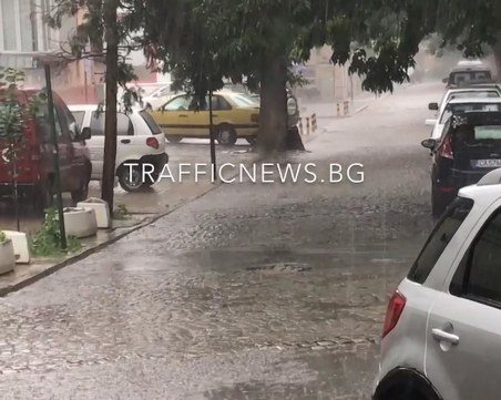Пороят наводни централни улици в Пловдив ВИДЕО