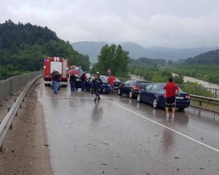 Турски тир удари три автомобила на главен път, има пострадали