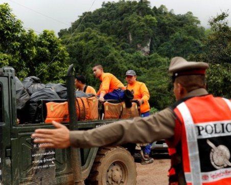Започна операция по изваждането на децата, блокирани в пещера в Тайланд