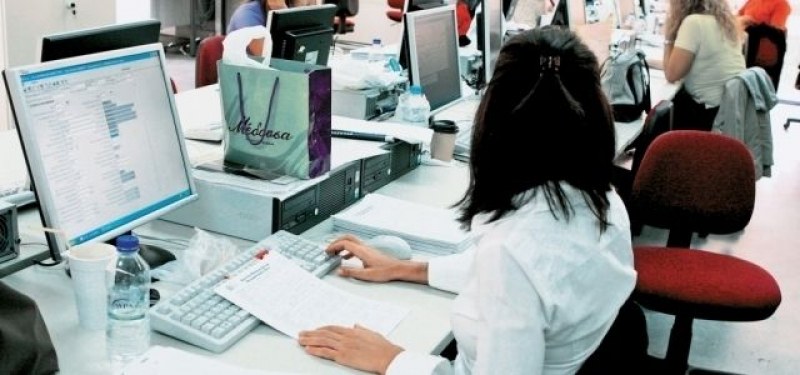 С 20 % да се вдигнат заплатите на държавните служители искат от КНСБ