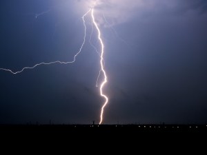 Гръм порази двама младежи, единият загина