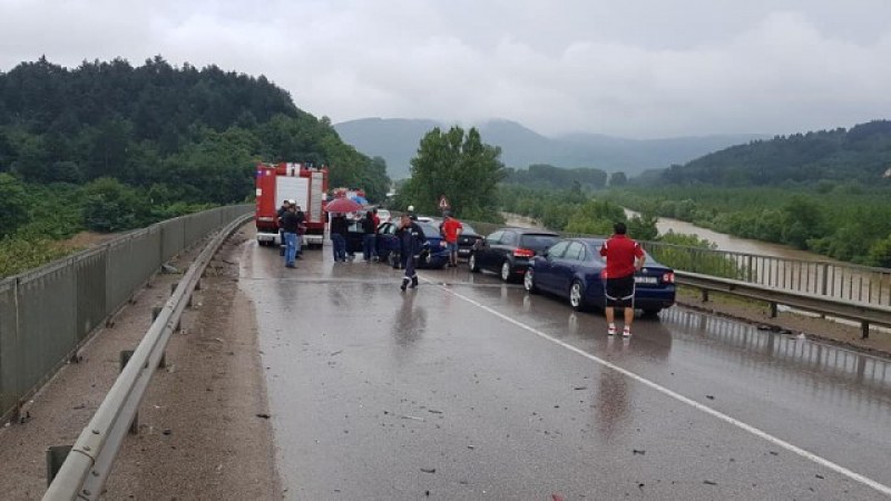 Турски тир удари три автомобила на главен път, има пострадали