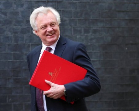 Криза в Лондон! Министърът по Brexit подаде оставка