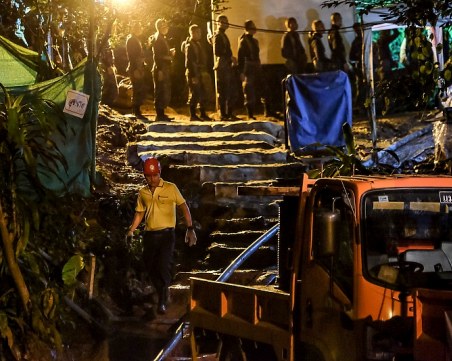 Подводница на Мъск се включва в спасяването на блокираните в пещера деца ВИДЕО