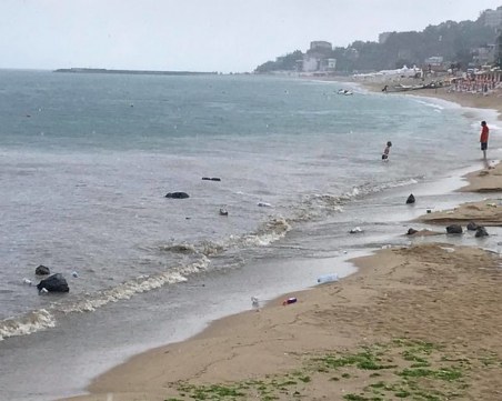 Вместо риба в морето на Варна заплуваха... чували с боклук ВИДЕО