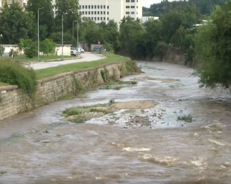 Няма следа от падналото в река момиченце край Панагюрище СНИМКИ+ВИДЕО