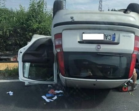 Заради висока скорост: млада жена се преобърна с колата си в канавка СНИМКИ