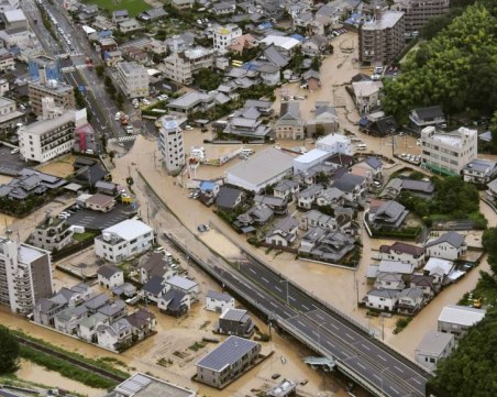 Жертвите от опустошителното наводнение в Япония вече са 100 СНИМКИ