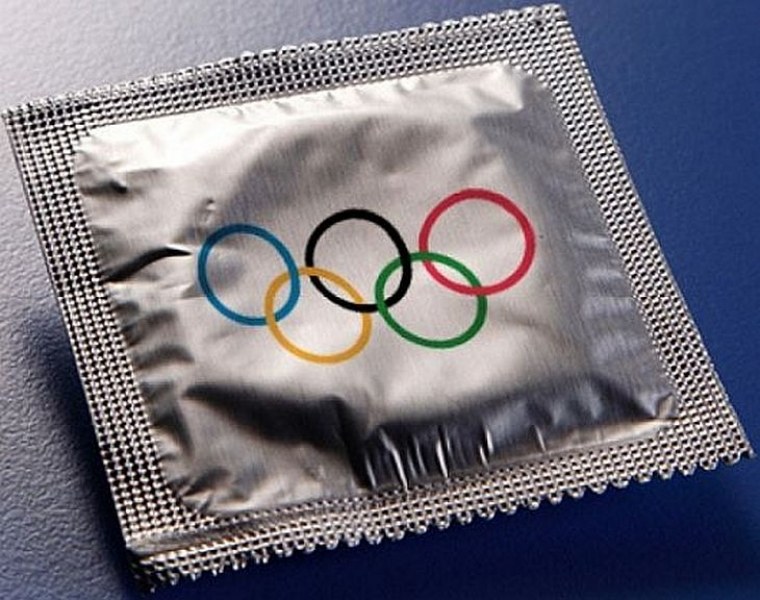 Руска аптекарка надупчи презервативите, които продавала на футболните фенове СНИМКА