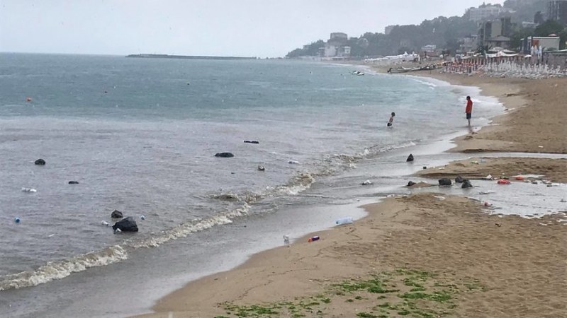Вместо риба в морето на Варна заплуваха... чували с боклук ВИДЕО