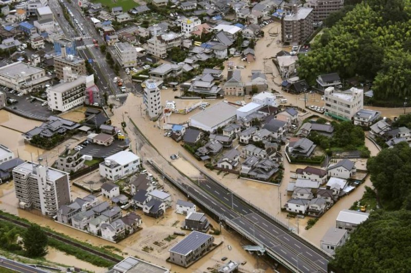 Жертвите от опустошителното наводнение в Япония вече са 100 СНИМКИ