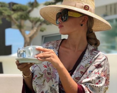 Как да носим сламената шапка това лято?