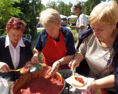 Мирише на лютеница! Куртовските баби превземат Бунарджика