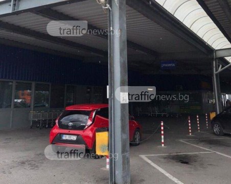 Пловдивчанка превърна навес на магазин в гараж за паркиране