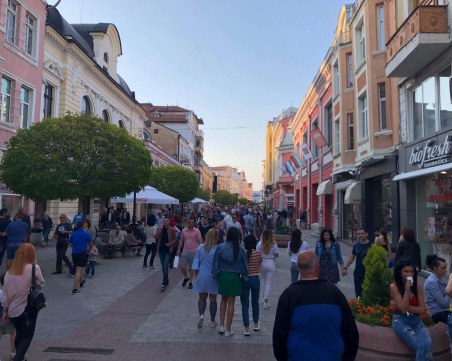 Подигравка: 17-годишен пловдивчанин се снима как показва среден пръст на полицай