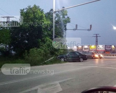 Тежка катастрофа край Пловдив! Мерцедес се заби в стълб след удар с бус СНИМКА
