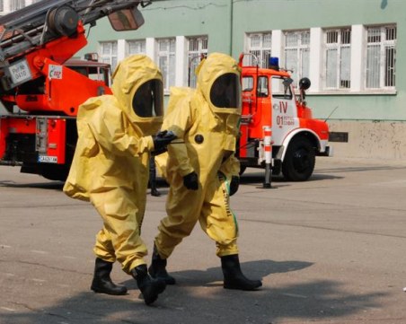 Тир се преобърна край Петолъчката! Огнеборци са на мястото, пътят е затворен