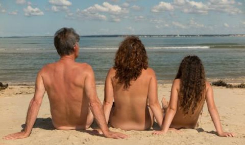 Не на голите по плажа! Тръгна подписка срещу нудистите