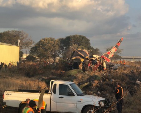 Авиокатастрофа: Пътнически самолет се разби край Претория, 1 е загинал, а са 20 ранени ВИДЕО