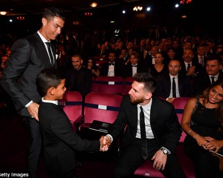 Бащинството разтопи ледовете между Меси и Роналдо СНИМКИ