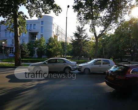 Катастрофа затапи движението пред Второ районно СНИМКИ