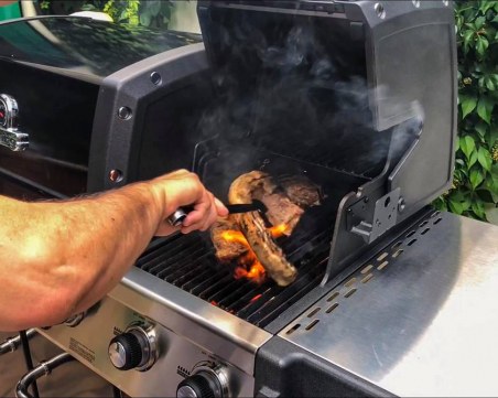 Пържоли от черно прасе си готвят сами клиенти на пловдивски ресторант! ВИДЕО+СНИМКИ