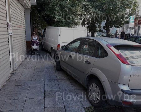 Пловдивчанка с детска количка слаломира между неправилно паркирали автомобили СНИМКИ