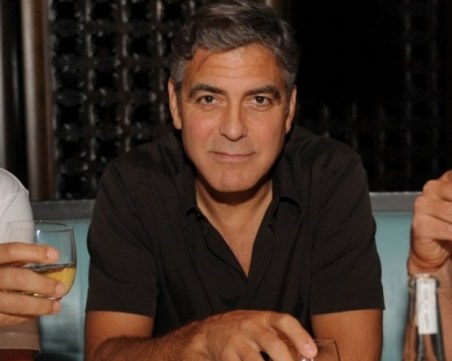 След катастрофата: Джордж Клуни се прибра у дома, 20 дни ще лекува коляно