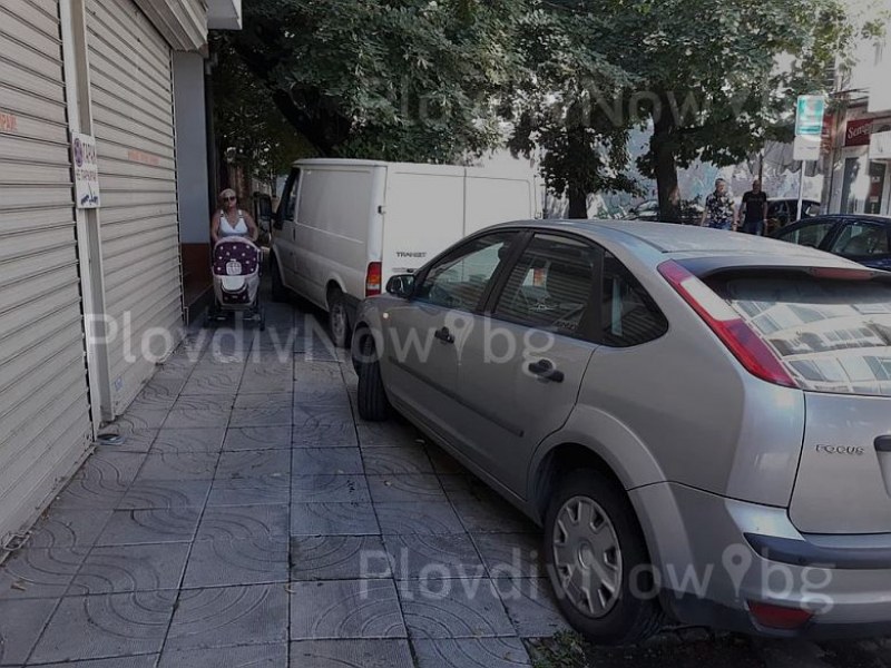 Пловдивчанка с детска количка слаломира между неправилно паркирали автомобили СНИМКИ