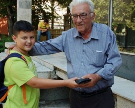 11-годишно момче върна изгубен портфейл с 1200 лева