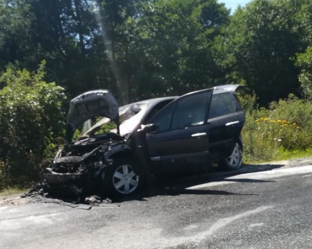 Автомобил изгоря на пътя, пътувало е семейство с две деца СНИМКИ