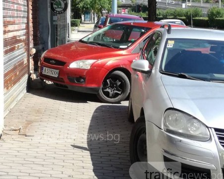 Общински охранители си затварят очите за безобразно паркирали на тротоара. До днес! СНИМКИ