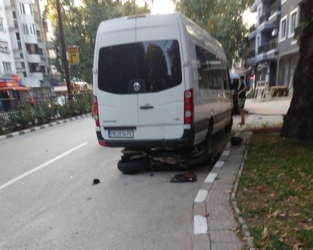 Моторист се заби в бус в Асеновград, откараха пострадалия с линейка