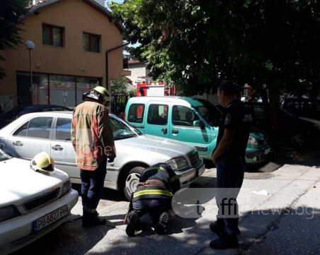 Полиция и пожарна блокираха пловдивска улица! Оглеждат сив мерцедес СНИМКИ
