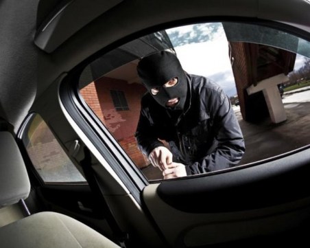 Шест коли останаха без гориво в Пловдив! Апаши пробили резервоарите