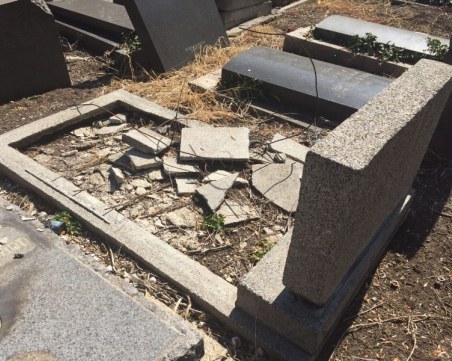 Вандали изпотрошиха 11 надгробни плочи в централен гробищен парк